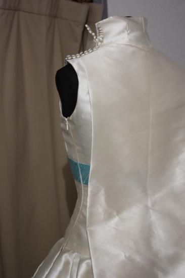 Robe de mariée en mikado de soie, plis façon '' Watteau''