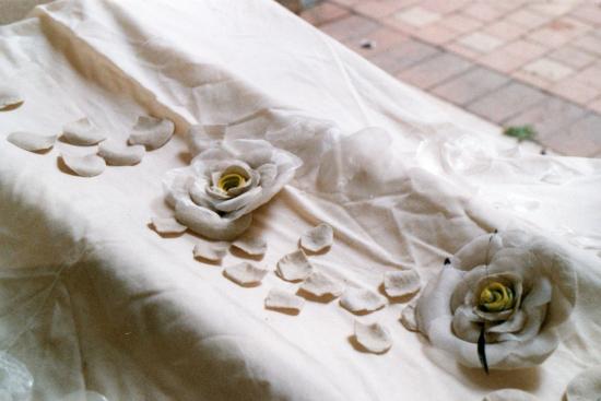 Détail de fleurs en voile de coton, feutre et plumes