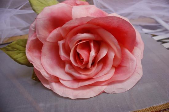 Rose façonnée en soie repeinte à la main