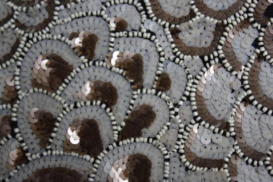 DETAIL BRODERIE FLEURS EN ECAILLES